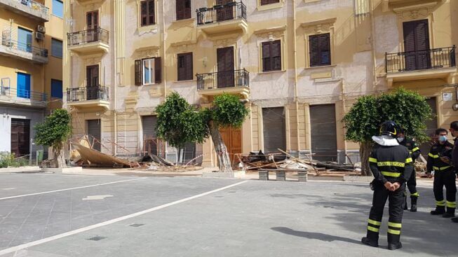 Panico in piazza Cavour, raffiche di vento abbattono l’impalcatura di una palazzina Liberty