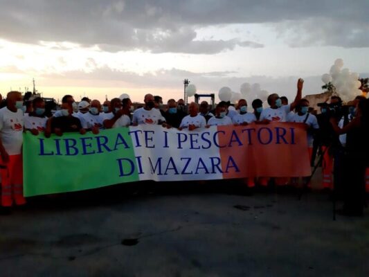 Pescherecci siciliani sequestrati in Libia, generale Haftar: “Liberi in cambio del rilascio di 4 calciatori detenuti”