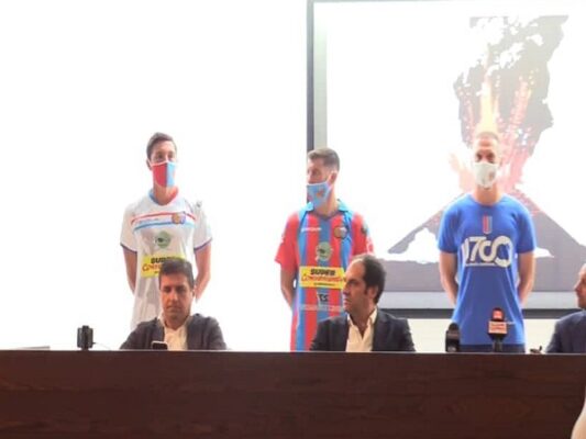 Calcio Catania: Izco, Claiton, Reginaldo e Santurro presentano le nuove divise ufficiali