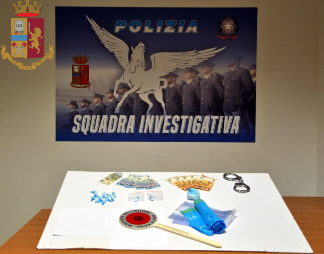 Cocaina e banconote, la vendita della droga avrebbe fruttato 10mila euro: un arresto, alla guida con patente scaduta