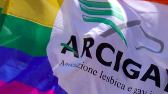 Bandiera ARCIGAY rimossa dal Municipio di Scicli, Dipasquale (PD): “Evidente attacco omofobo contro comunità LGBTQ+”