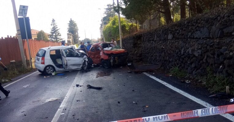 Maltempo in Sicilia, tre gravi incidenti nel Catanese: diversi feriti, giovane intrappolato in auto