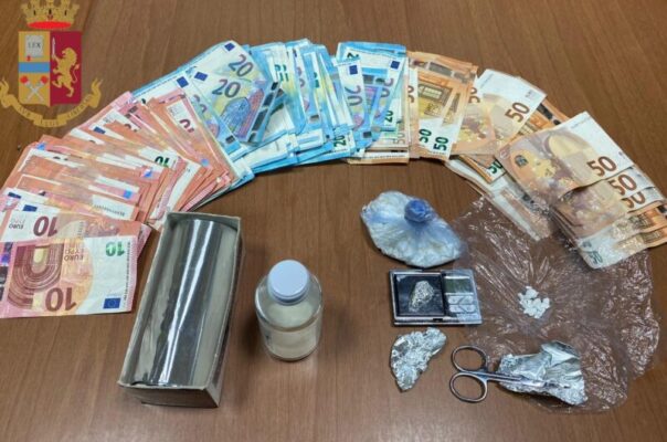 Spacciava cocaina e oltre 3mila euro in contanti: in manette 32enne