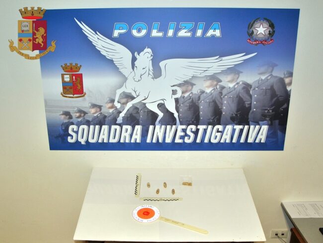 Beccato dalla polizia con 50 grammi di eroina nascosti nel retto: in carcere 20enne