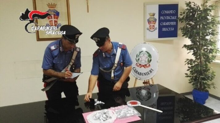 Maxi sequestro in via Italia, oltre 100 dosi di droga tolte dalle mani dei pusher: valore di diverse migliaia di euro