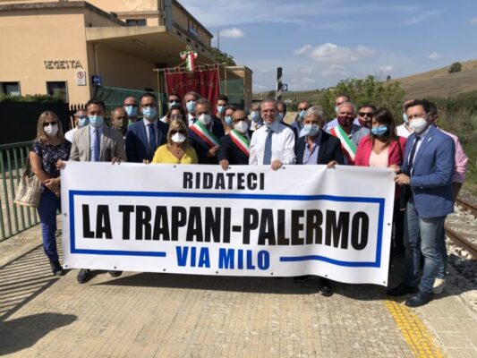 Ferrovia Trapani-Palermo via Milo chiusa dal 2013: oggi il sit-in a Segesta con l’assessore Falcone, deputati e sindaci