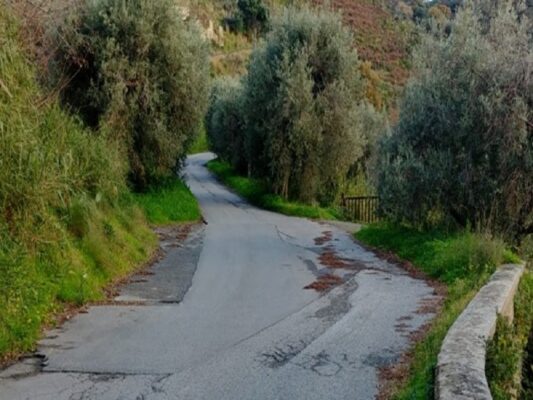 Oltre 40 anni di disagi, strada dissestata e stretta verso il cimitero: Regione Siciliana mette fine a un calvario