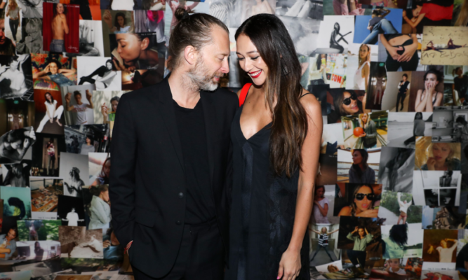 Radiohead, Thom Yorke sposa l’attrice siciliana Dajana Roncione: le nozze oggi a Villa Valguarnera
