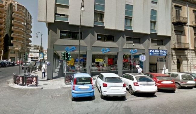 Ladri in azione, spaccano la vetrina ed entrano nello storico Vitti Store: cassa svuotata interamente