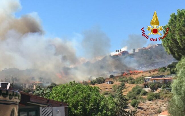 Fumo, fiamme alte e gente in strada, AGGIORNAMENTI sull’incendio di Aci Castello: diverse squadre dei vigili del fuoco sul posto