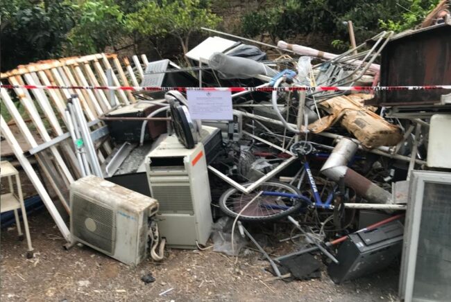 Discarica di rifiuti pericolosi e magazzino con bombole: doppia denuncia e area sequestrata