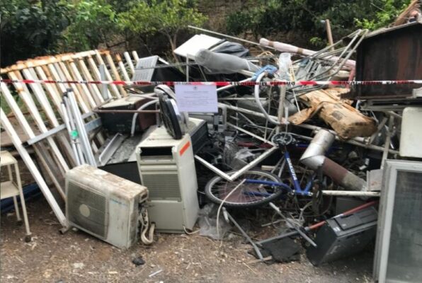 Discarica di rifiuti pericolosi e magazzino con bombole: doppia denuncia e area sequestrata