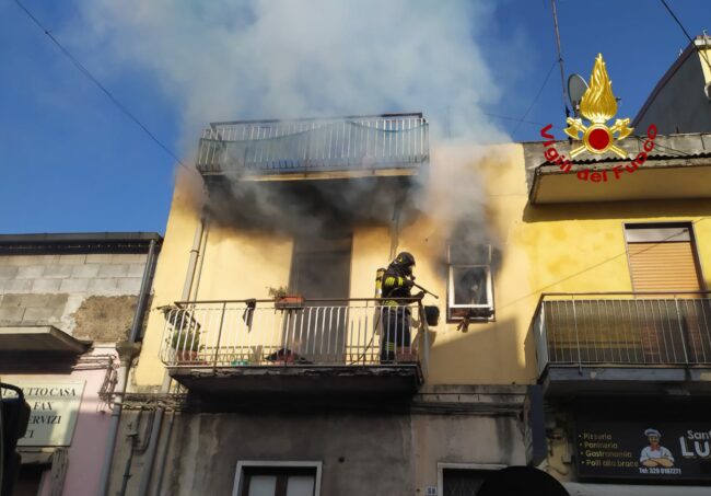 Paura nel Catanese, divampa incendio in un’abitazione: famiglia intossicata, ambulanze sul posto