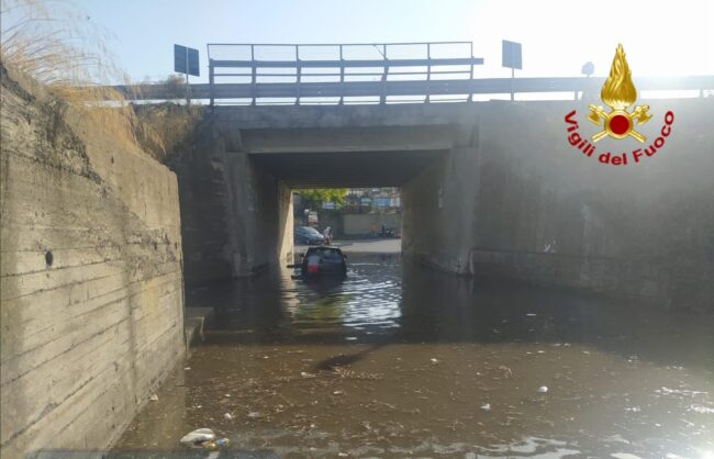 Auto in panne, ragazzo intrappolato in via Rosario Pilo: le FOTO del salvataggio nel Catanese