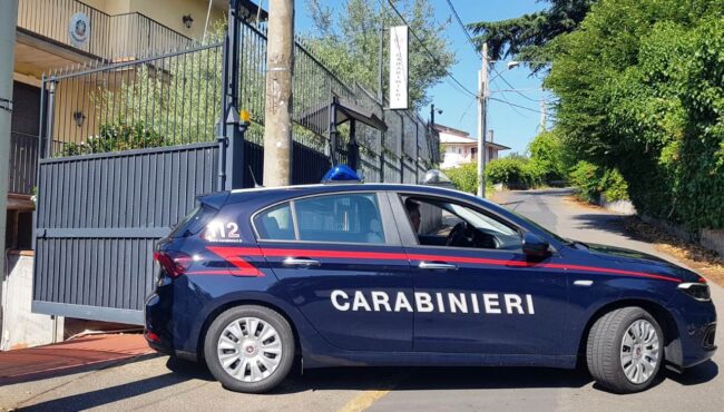 Trecastagni, ruba un’auto per comprare cocaina e poi chiede aiuto ai carabinieri. Arrestato 32enne
