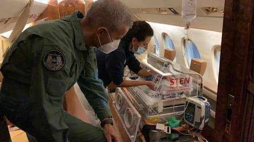 Neonato in pericolo di vita, effettuato volo d’urgenza da Catania all’ospedale Gaslini di Genova – FOTO