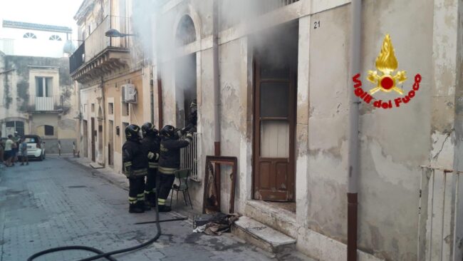 Rifiuti accatastati in fiamme in appartamento disabitato del centro storico: vigili del fuoco in azione