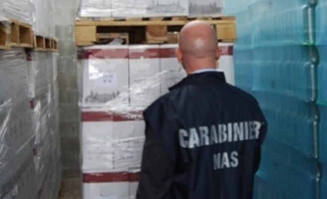 Blitz del NAS di Catania in un supermercato: 14mila confezioni di acqua stoccate nel parcheggio e sotto il sole