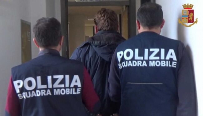 Chiude la madre in casa e le toglie il cellulare, poi la minaccia di morte con un coltello