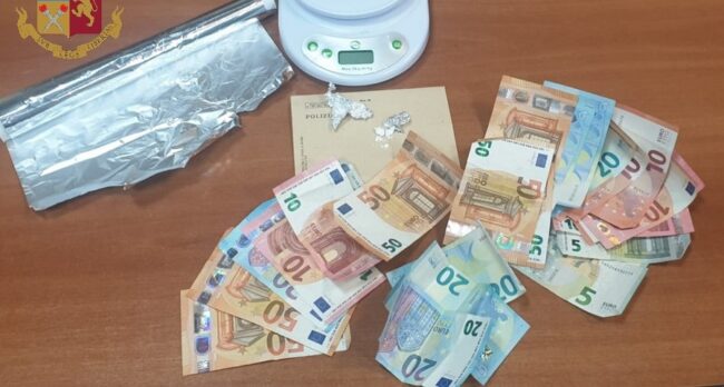 Pusher agitato cerca di fuggire, ma viene scoperto con la cocaina ancora in tasca: 38enne ai domiciliari
