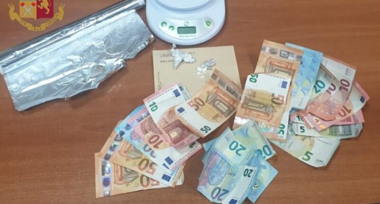 Pusher agitato cerca di fuggire, ma viene scoperto con la cocaina ancora in tasca: 38enne ai domiciliari