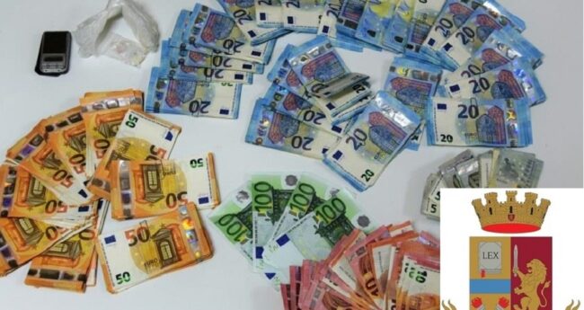 Cocaina nascosta dentro il muro e 14mila euro nell’armadio: arrestato pusher