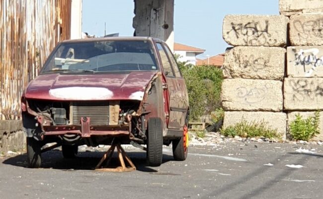 Rimosse le auto abbandonate a Gravina di Catania. “Nessun costo per il comune, pagano i proprietari”
