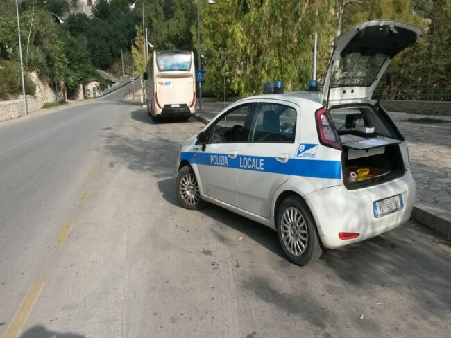 Scarica rifiuti pericolosi fuori dai cassonetti: denunciato 23enne catanese