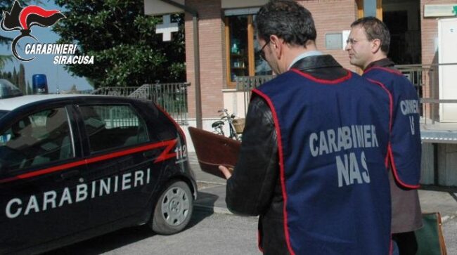 Controlli in una casa di riposo, anziani in sovraffollamento: nessun tampone per i nonnini, attività sospesa