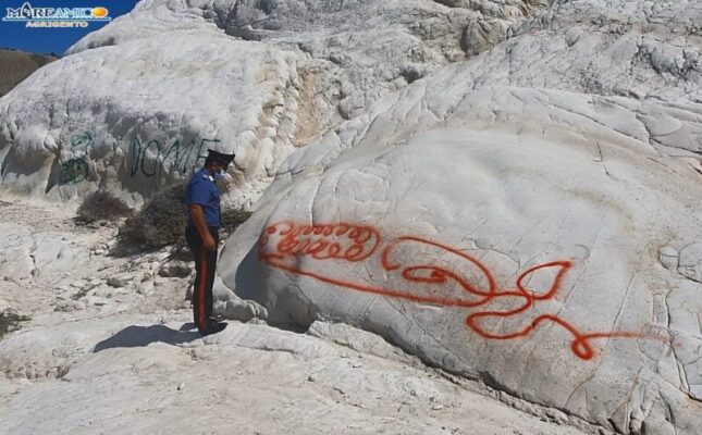Atto vandalico sulla marna di Punta Bianca, appaiono scritte con vernice: “Opera di qualche imbecille” – FOTO e VIDEO