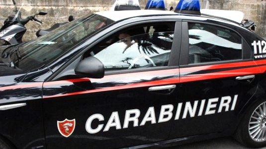 Tragedia sfiorata nel Catanese, 67enne minaccia di lanciarsi nel vuoto: salvato da carabiniere di passaggio