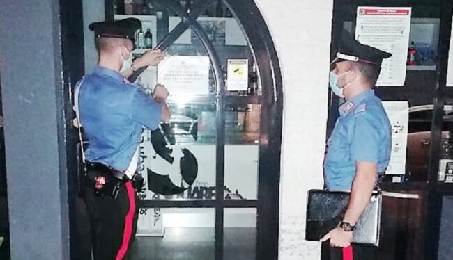 Personale senza mascherina e guanti in un Bar del Catanese: chiuso il locale e multati i clienti