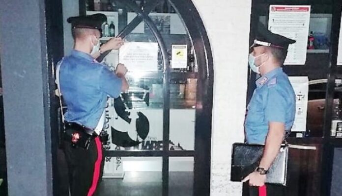 Personale senza mascherina e guanti in un Bar del Catanese: chiuso il locale e multati i clienti Personale senza mascherina e guanti in un Bar del Catanese: chiuso il locale e multati i clienti