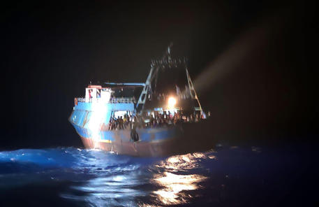 Emergenza migranti in Sicilia, sbarcati già in 78. Un altro natante con neonati a bordo aspetta di approdare