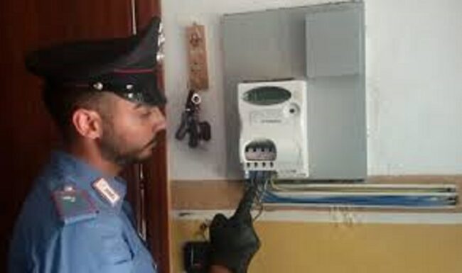 Contatore manomesso per avere energia gratuita, denunciata una donna del Catanese