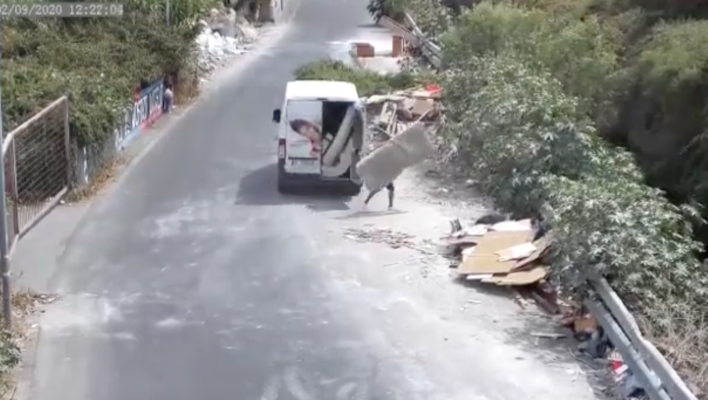 Catania, telecamere in discariche abusive: beccato il primo incivile a gettare materassi – IL VIDEO