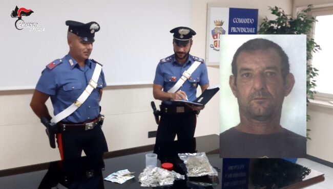 Perquisizione in casa, Massimo Romano nascondeva in camera da letto marijuana e soldi