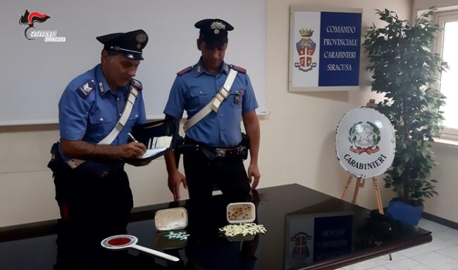 Contrasto alle piazze di spaccio, sequestrate un centinaio di dosi di cocaina