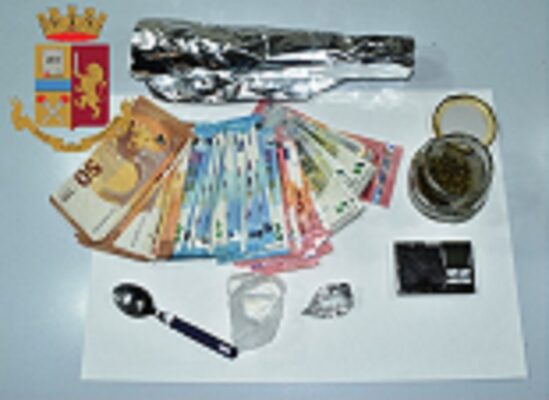 Cocaina in tasca, marijuana e soldi in casa: arrestato per spaccio Luca Isola
