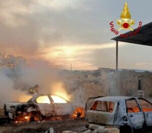Fiamme nel Catanese, alte lingue di fuoco divorano due auto: accertamenti in corso
