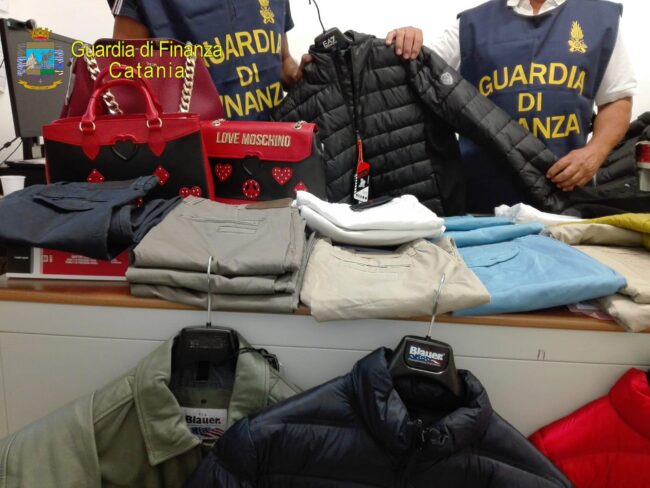 Capi di abbigliamento contraffatti: maxi sequestro in due negozi del Catanese