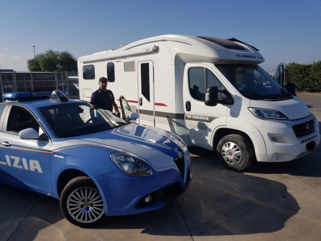 Catania, ritrovato il camper rubato alla Playa a due turisti bergamaschi: indagato un 43enne di Librino