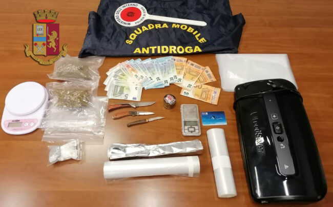 Supermarket della droga in casa, via vai in casa incastra spacciatore: arrestato