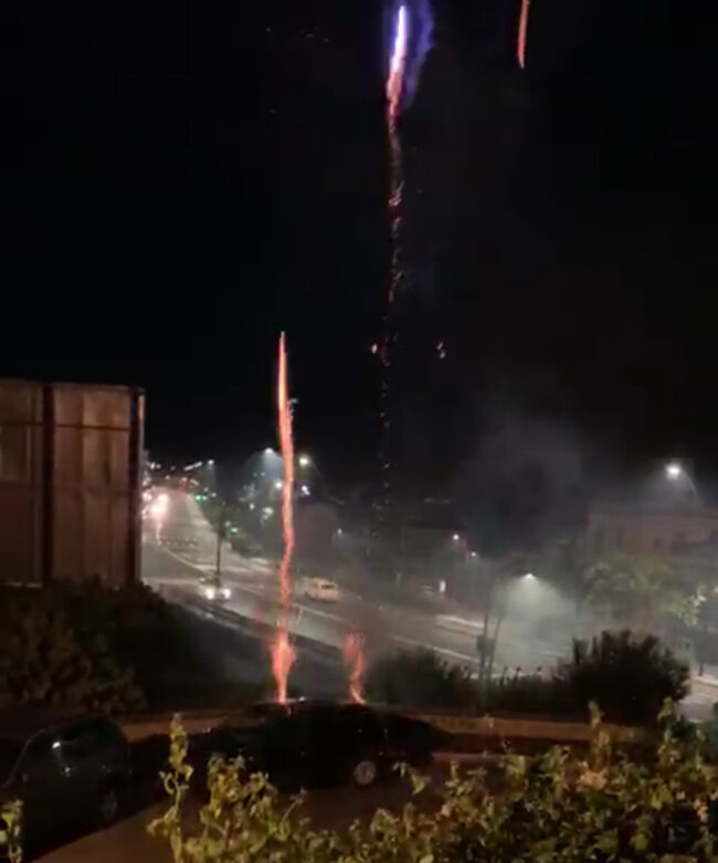 Fuochi d’artificio in piena notte, da salotto buono a far west: consigliere Cardello chiede telecamere in piazza Europa