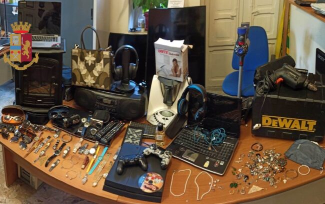 Ladro seriale specializzato in furti in villa, beni preziosi trovati in casa e sequestrati – FOTO