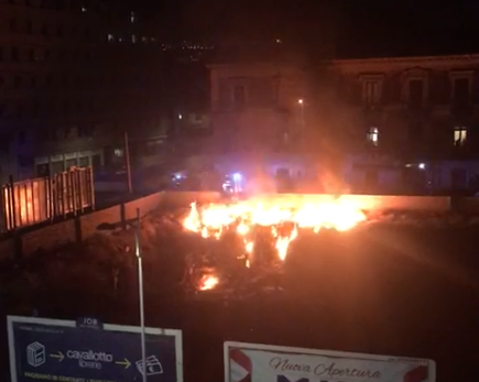 Catania, brucia corso Martiri della Libertà: fiamme alte all’interno di uno dei “crateri” – VIDEO