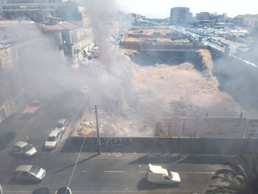 Catania, secondo incendio nel giro di poche ore in corso Martiri della Libertà: mano dolosa dietro le fiamme?