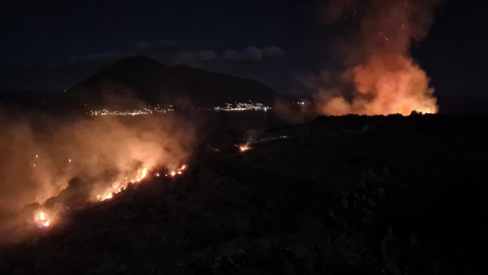 Lipari brucia ancora, nuovo rogo scoppiato in serata: vigili del fuoco sul posto per domare le fiamme