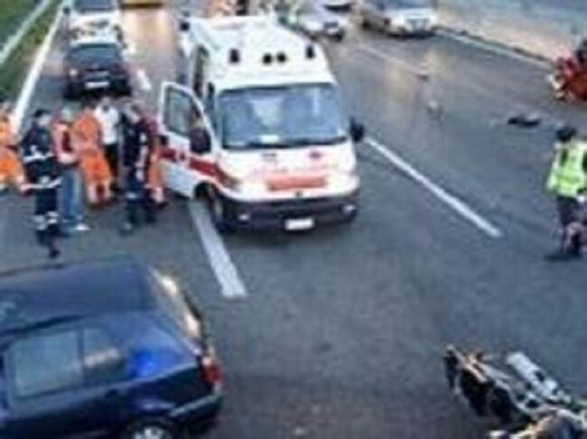 Grave incidente sulla A19 in direzione aeroporto, scontro auto-moto: feriti e traffico in tilt