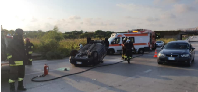 Perde il controllo del mezzo e si ribalta, il “miracolo” nel quartiere: una coppia illesa
